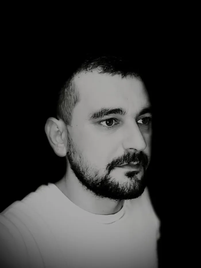 Portrait de Sebastian, développeur web indépendant fondateur de LSAM Services à Paris